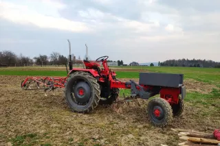Červený renovovaný nosič nářadí Fortschritt RS 09 s pluhem na poli