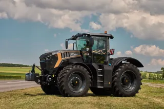Černý traktor JCB Fastrac v jubilejním provedení Lukrom