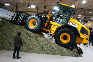 Kolový nakladač JCB na výstavní expozici veletrhu