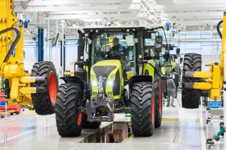 Traktor Claas Arion na montážní lince v továrně