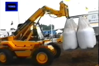 Nakladač JCB zvedající vaky; náhled historického videa