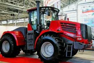 Červený traktor Kirovec K-9520 v hale