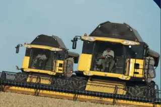 Dvě sklízecí mlátičky New Holland CX na poli; náhled historického videa