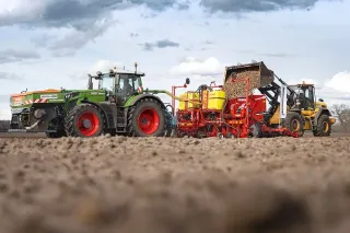 Traktor Fendt se sazečem brambor Grimme a nakladačem na poli