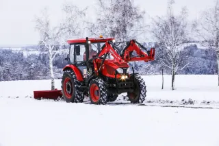 Červený traktor Zetor Major CL 80 s čelním nakladačem při zimní práci