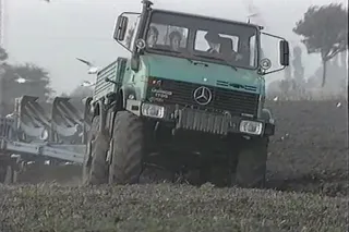 Unimog s pluhem při orbě; náhled historického videa