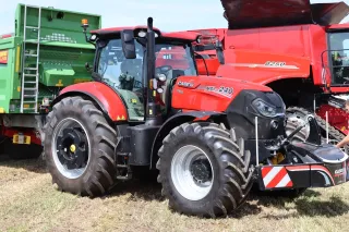 Červený traktor Case IH Puma 240 CVXDrive vedle sklizňové techniky