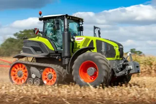 Polopásový traktor CLAAS AXION 960 TERRA TRAC na poli