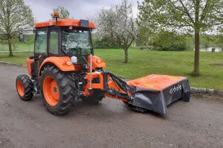 Oranžový traktor Kubota s diskovou žací lištou