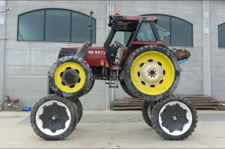 Traktor s přidanými koly pro zvýšení světlé výšky