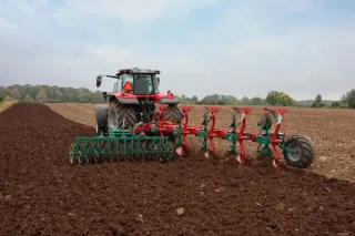 Traktor s pluhem Kverneland Ecomat při mělké orbě