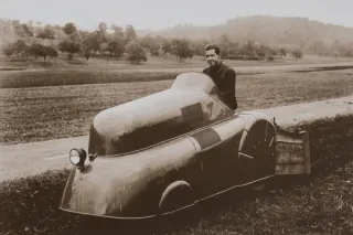 Historický traktor Porsche P312 s aerodynamickou karoserií a mužem za volantem