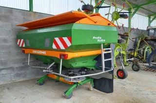 Rozmetadlo hnojiv AMAZONE Profis Hydro ve strojové hale