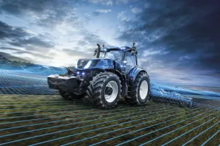 Modrý traktor New Holland T7 HD na poli