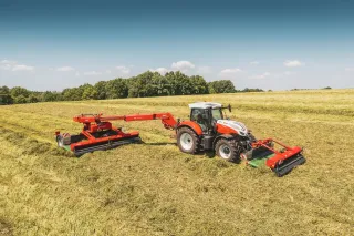Traktor Steyr Impuls CVT se žacími stroji na louce