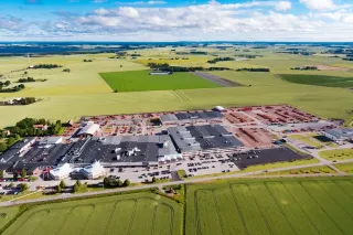 Letecký pohled na výrobní areál Väderstad obklopený poli