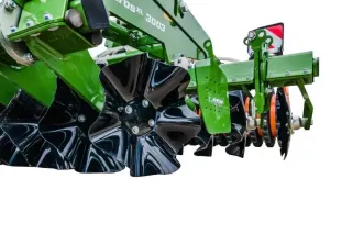 Detail černých disků stroje Amazone pro zpracování půdy