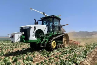 Autonomní pásový traktor při práci na poli