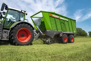 Traktor Fendt se samosběracím vozem Tigo na louce