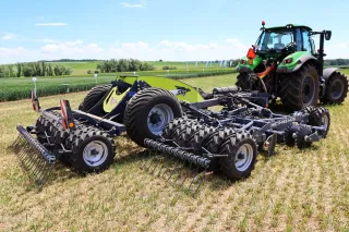 Traktor Deutz-Fahr s podmítačem Sky Methys HDS na poli.