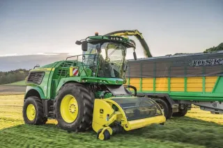 Sklízecí řezačka John Deere plní přívěs Joskin
