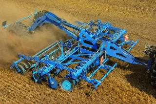 Modrý diskový podmítač Lemken Rubin při práci na strništi