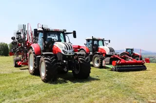 Traktory Steyr s pícninářskými stroji SIP na louce.