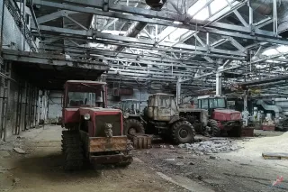 Opuštěné traktory v hale bývalého Volgogradského traktorového závodu.