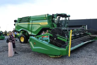 Sklízecí mlátička John Deere X9 představená návštěvníkům