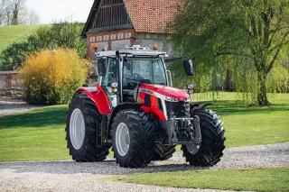Červený traktor Massey Ferguson 7S na farmě