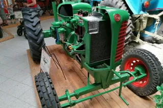 Částečně rozříznutý historický traktor Zetor 25 v muzeu