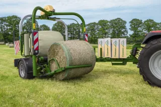 Tažená balička Krone EasyWrap ovíjí kulatý balík na louce.