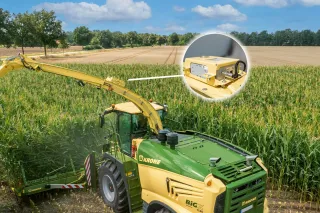 Sklízecí řezačka Krone v kukuřici s vyznačeným senzorem NIR.