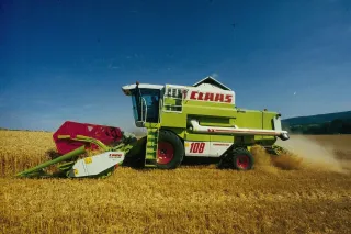 Starší sklízecí mlátička Claas Dominator při sklizni obilí.