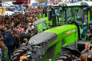 Návštěvníci a traktory ve výstavní hale veletrhu Agritechnica.