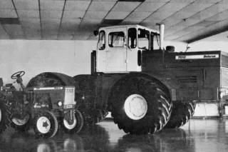 Archivní černobílá fotografie traktoru Belarus 7010 ve výstavní hale.