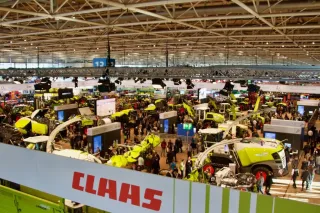 Pohled na výstavní halu veletrhu Agritechnica se zemědělskými stroji.