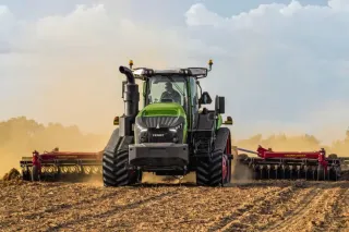 Pásový traktor Fendt s dvojicí širokých diskových bran na poli.