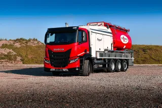 Červený nákladní vůz Iveco X-Way s nástavbou pro přípravu krmné směsi.