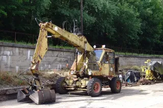 Historický kolový nakladač Fortschritt T 174 na dvoře.