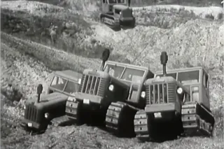 Historický černobílý snímek pásových traktorů ČKD T60 na svahu.