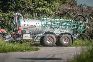 Šedá aplikační cisterna Pichon SV16 na cestě.