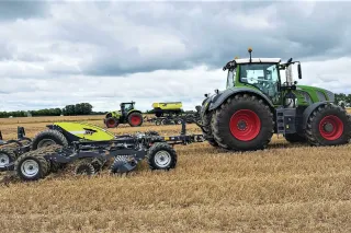 Traktor s podmítačem Sky Agriculture na strništi.