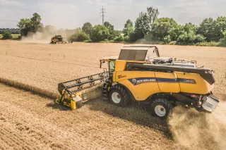 Dvě sklízecí mlátičky New Holland CX 8.80 při sklizni obilí.
