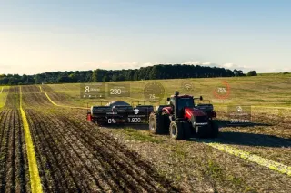 Traktor Case IH při práci na poli s překryvem údajů digitálního zemědělství.