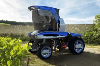 Modrý koncepční traktor New Holland Straddle pro práci ve vinici.