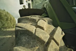 Detail zemědělské pneumatiky Continental na traktoru.