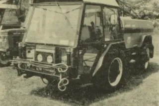 Historická černobílá fotografie samojízdného rosiče Mistral 2000.