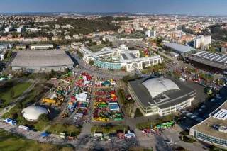 Letecký pohled na areál brněnského výstaviště během veletrhu.