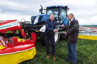 Traktor a žací kombinace Pöttinger na poli